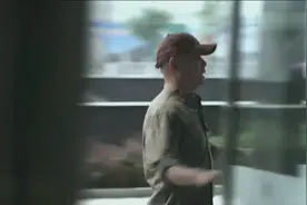 男子想分手，听说女朋友生病住院了，男子跑到医院抱住女友大哭