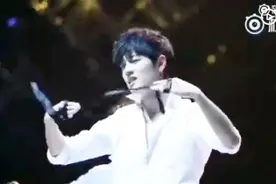 王一博X肖战用《Trouble Maker》方式打开，他俩太帅了，磕死我了视频封面