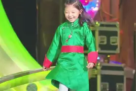小女孩蹦蹦跳跳就出场了，连带着主持人都有了童真！同款出场方式视频封面