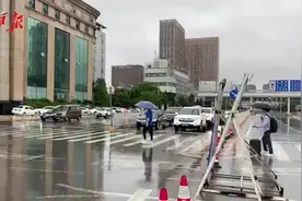 考生堵在大雨的路上向老师求助，汉警快骑前往接送解困视频封面