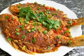 家常红烧鱼做法，比饭店的还好吃，入味不粘锅，全家人都爱吃视频封面