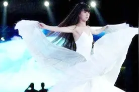 曾跟随杨丽萍学习舞蹈，能够连续旋转4个小时，小彩旗近照曝光视频封面