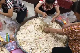 明天宝宝100天啦，大晚上几个姑姑在忙着在做准备视频封面