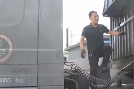 拉煤司机小刘实拍工作流程，过磅盖章装卸货，一系列繁琐实属不易视频封面