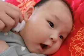 宝妈给宝宝洗脸擦香香，宝宝一开始很高兴，张着大口以为要喝奶视频封面