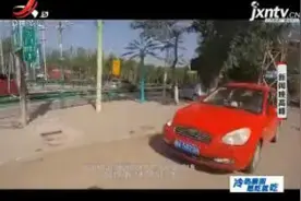 呼和浩特：贴膜工冒充警察 违章之后露馅了视频封面