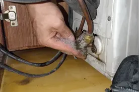 空调每年都需要加氟利昂吗？空调维修师傅为你解密别再傻傻被骗视频封面