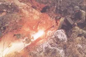 喷火兵和越军迎面相撞：神速喷射俩火柱，越兵连人带枪烧成火球！视频封面
