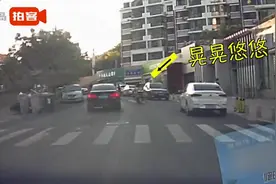 看呆了！青岛一辆电动车坐了5个人，宝马超车四次都败下阵来！视频封面
