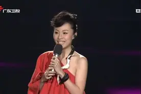 邓丽欣现场演唱《他不准我哭》超级好听，和观众亲切互动视频封面