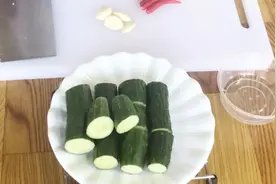 黄瓜沾酱新做法，浓浓的酱香味道，让朋友赞不绝口视频封面