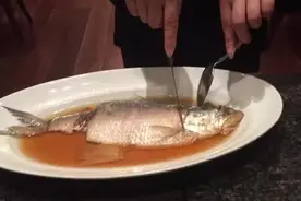 长江三鲜之首的鲥鱼，这么大一条得多少钱啊，吃过的家里一定有矿视频封面