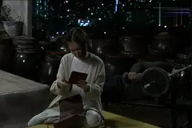穷光蛋妈妈走投无路，还半夜偷翻女儿的包找富婆讹诈，看着都气人视频封面