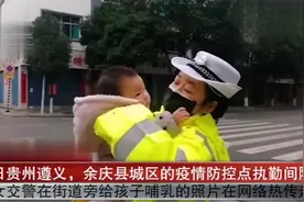 女交警在街头给孩子哺乳，结束后继续执勤，网友：最美妈妈视频封面