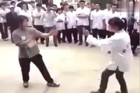 谁说武术不能实战别眨眼，看看咏春功夫女孩街头对打！视频封面