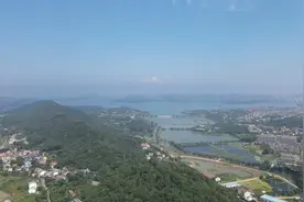 航拍岳阳市龙山、赶山路、湘北大道片区视频封面
