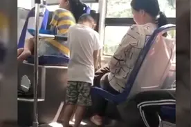 男童公交车上当众小便，家长坐视不理，任由污物在车厢流淌！视频封面