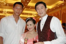 球场得意情场失意？杜锋小6岁娇妻晒美照，两人婚姻疑似破裂视频封面