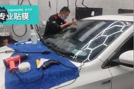小勇跑滴滴被乘客投诉车没贴膜，太晒。狠心还是买了膜去贴一下吧视频封面
