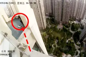 现场：57岁民警33层楼顶飞身救人，一脚踏空就没命视频封面