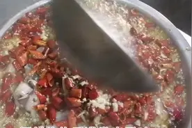 4斤重的鲤鱼，大厨做道家常版的水煮鱼，肉质细嫩光滑，麻辣适中视频封面
