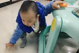 1岁的宝宝，自己会蹲上蹲下，是不是很快就会走路了？视频封面