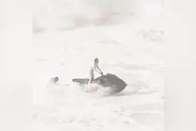 巴西运动员被巨浪打倒后，德国运动员驾驶水上摩托艇殊死拼搏救出视频封面