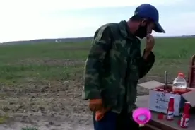 丽茹海峰两口去地里掸灭芦苇药，每年都是人工薅，今年试试特效药视频封面