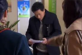 哎老公不知道妻子有双胞胎姐妹随便亲人家，结果唉一巴掌就蒙了视频封面