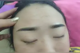美女失败眉修复，纹绣师说像这样的眉毛不用激光洗掉就可以修复视频封面