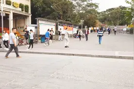 曾经四十万员工的龙华富士康，如今冷冷清清，门口一半的店铺关门视频封面
