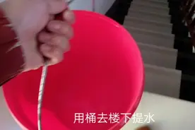 疫情期间冬天的农村没有浴室澡堂不开，看看小孩是怎么洗澡的视频封面