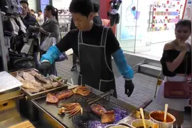 看看韩国的烤鱿鱼有多大？香气扑鼻一看就好吃，真馋人视频封面