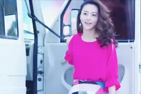 美女警花们便装外出执勤，刚下车就迷的路人神魂颠倒，太美了视频封面
