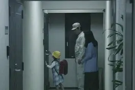 大叔隔壁住着一家三口，但物业大妈去说，这栋楼只有他一人住视频封面