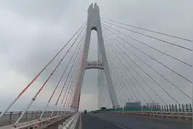 解放前叫“老爷”“东家”，解放后叫“地主”。视频封面