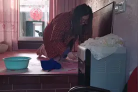 老婆说快上班了赶快把卫生搞一下，不然上班没时间，老公坚决配合视频封面