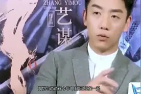 郑恺苗苗恋情再添实锤，两人穿情侣装低调同框有点甜！视频封面