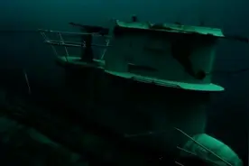 U型潜艇为躲避深水炸弹下潜200米，潜艇承受不住水压破裂