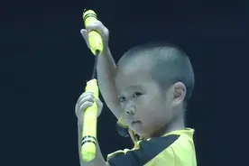 厉害了！五岁小男孩耍双截棍，神同步李小龙，观众都看呆了视频封面