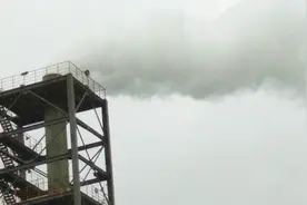 甘肃成县一冶炼厂二氧化硫泄漏 空气刺鼻附近部分人群不适送医视频封面