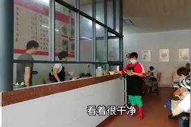 海南候鸟早上去镇上吃早餐，15块钱一碗牛肉丸汤粉竟连声说：值！视频封面