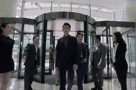 万万没想到集团董事长这么年轻，连秘书都是大长腿，太养眼了视频封面