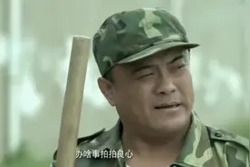 影视：农民工不要钱清理河道垃圾，周围的人被感动，请他做保洁员视频封面