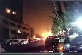 西安：地面突然塌陷导致货车侧翻！太害怕了！视频封面