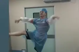妻子生产丈夫竟然在产房内跳起了舞，网友：会笑得肚子疼！视频封面