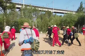 小伙来石油队上班，每天工作5小时左右，工资140一天，感觉很值得