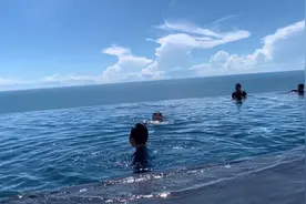 泰国华欣酒店顶层无边泳池 欣赏着天海一线的美景  心都醉了视频封面