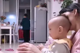 淘气的姐姐用脚挑逗弟弟，看弟弟如何回应姐姐视频封面