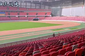 走进郑州西区四个中心，参观奥体中心体育场。你可算是开放参观了视频封面